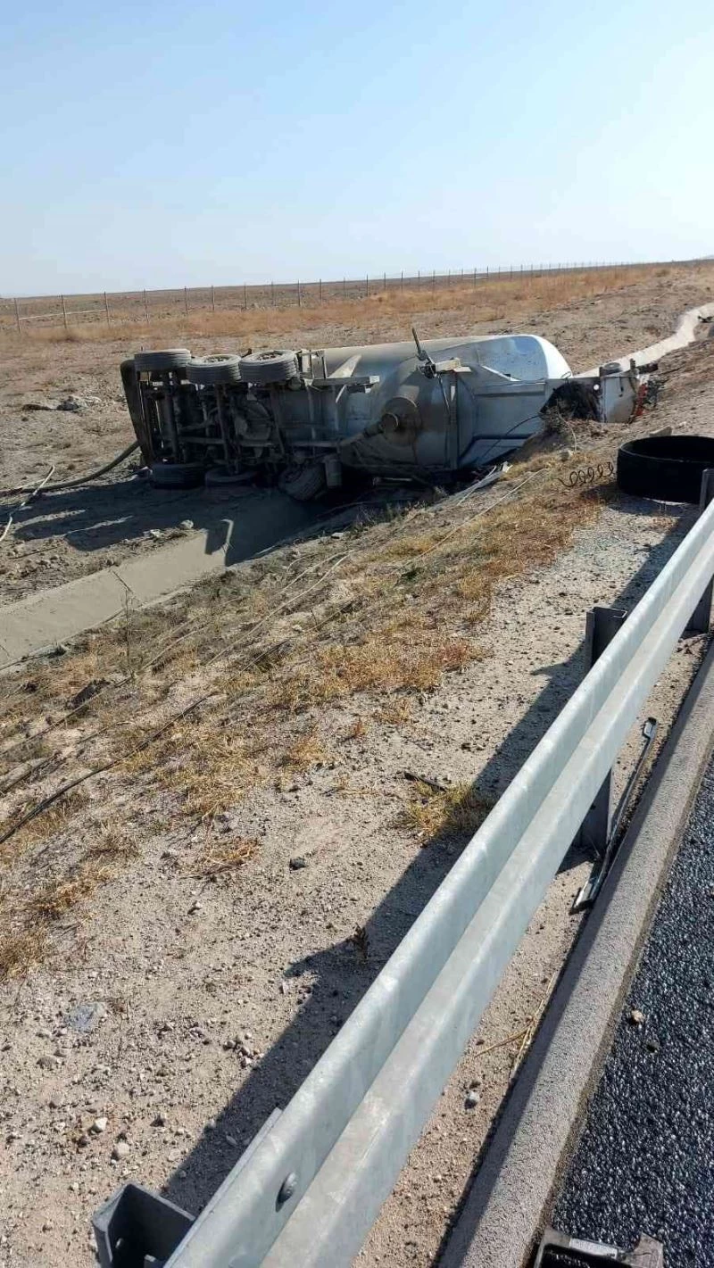 Dorsesi devrilen tır alev aldı
