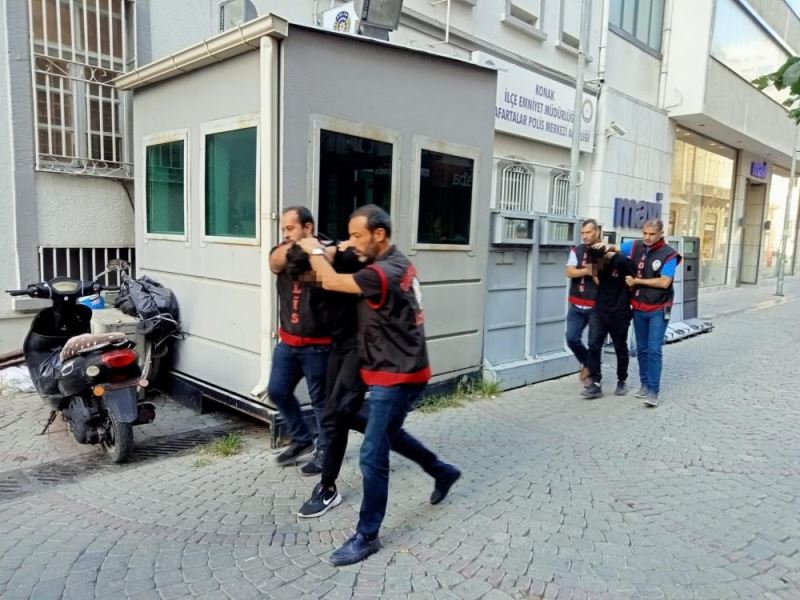 İzmir’de içki sofrasında Kur’an-ı Kerim’i yırtıp ateşe veren Berke Can Çoban ve Mert Atakan Durmaz, çıkarıldıkları mahkeme tarafından tutuklandı.
