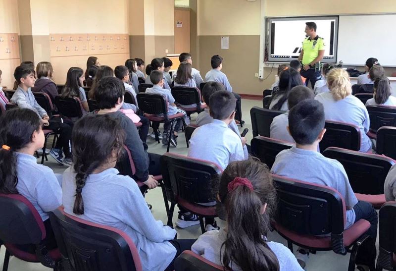 Simav’da öğrencilere Trafik Davranışları ve Trafik Dedektifliği eğitimi
