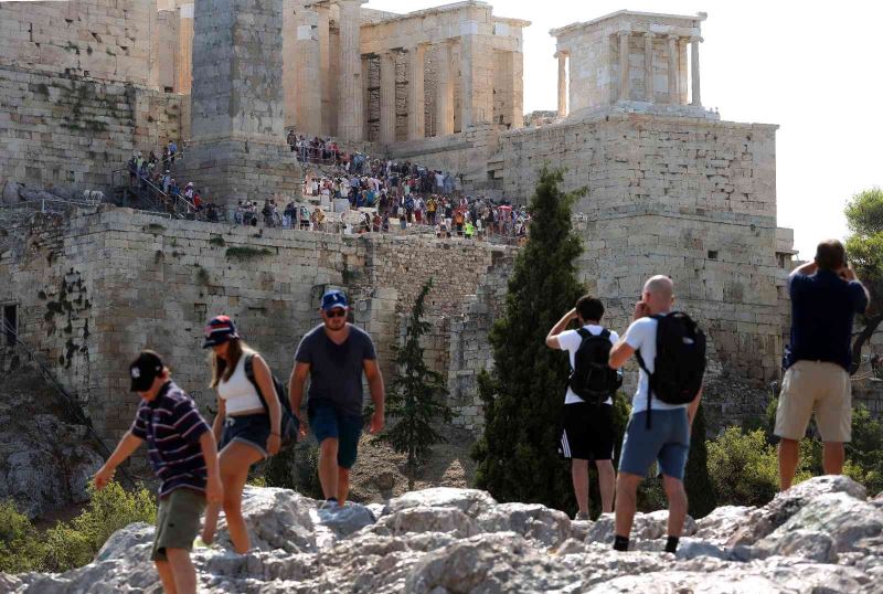 Atina’da bir kadın Akropolis’teki kayalıklardan düşerek hayatını kaybetti
