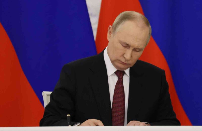 Putin, Zaporijya Nükleer Santrali mülkiyetini Rusya’ya geçiren kararnameyi imzaladı
