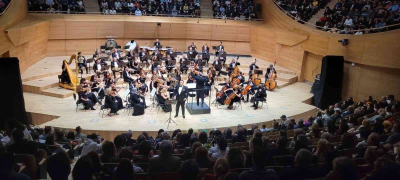 Bakan Ersoy, opera sanatçıları Murat Karahan ile Opolais’in konserini izledi
