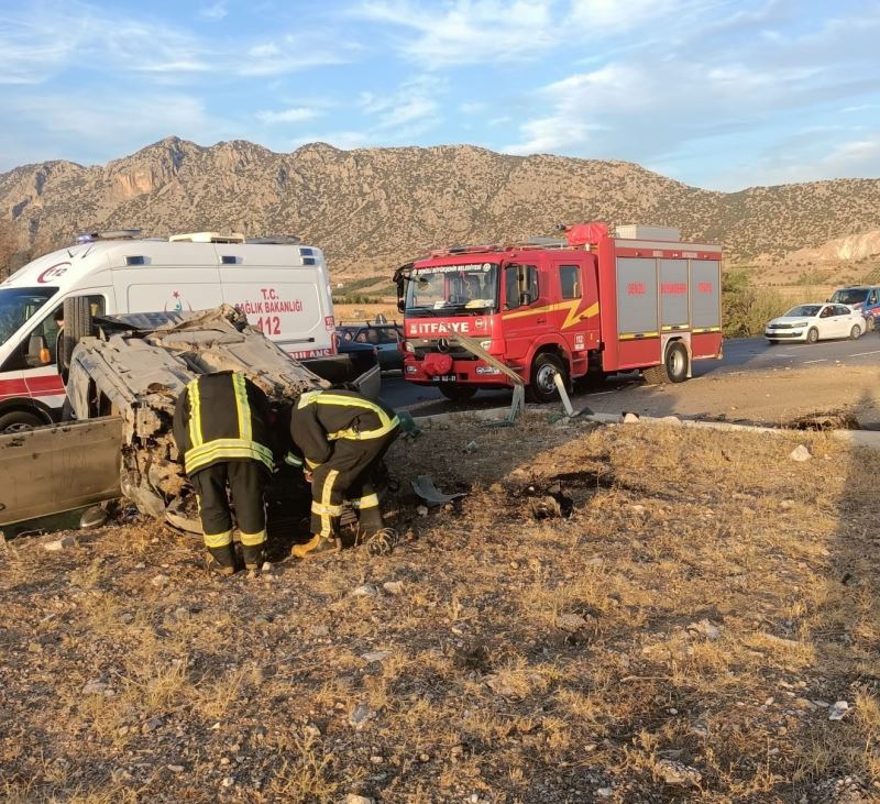 Takla atan otomobil şarampolde ters döndü: 2 yaralı
