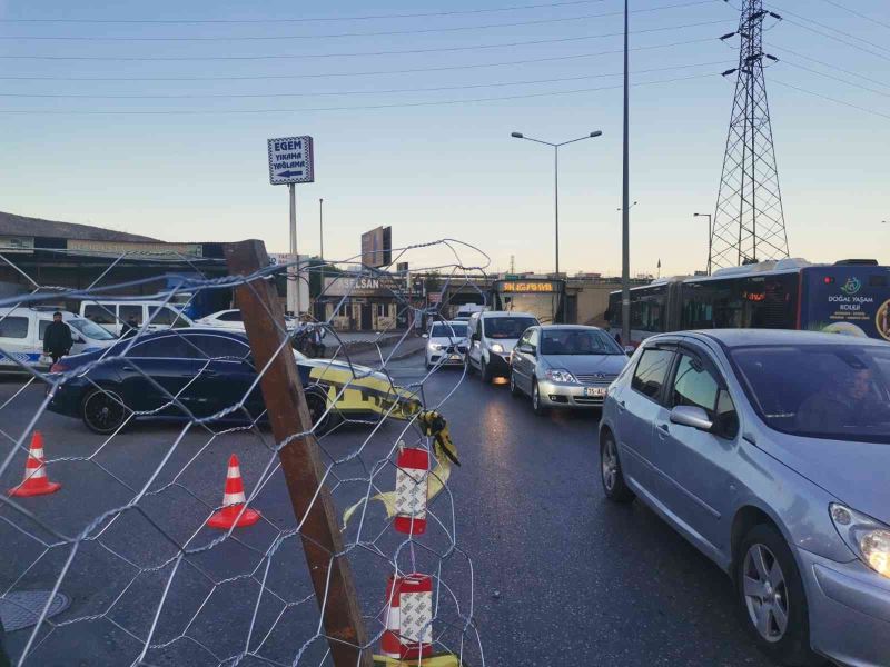 İzmir’de mülk sahipleri 25 yıldır arsalarından geçen yola tel çit çektirdiler
