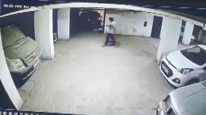 Hırsız, motosiklet sahibi tarafından yakalanınca bıçak çekti o anlar kameraya yansıdı
