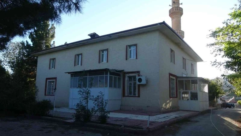 Höyük üzerine yapıldığı depremle ortaya çıkan ve ibadete kapatılan tarihi caminin akıbeti belirsiz
