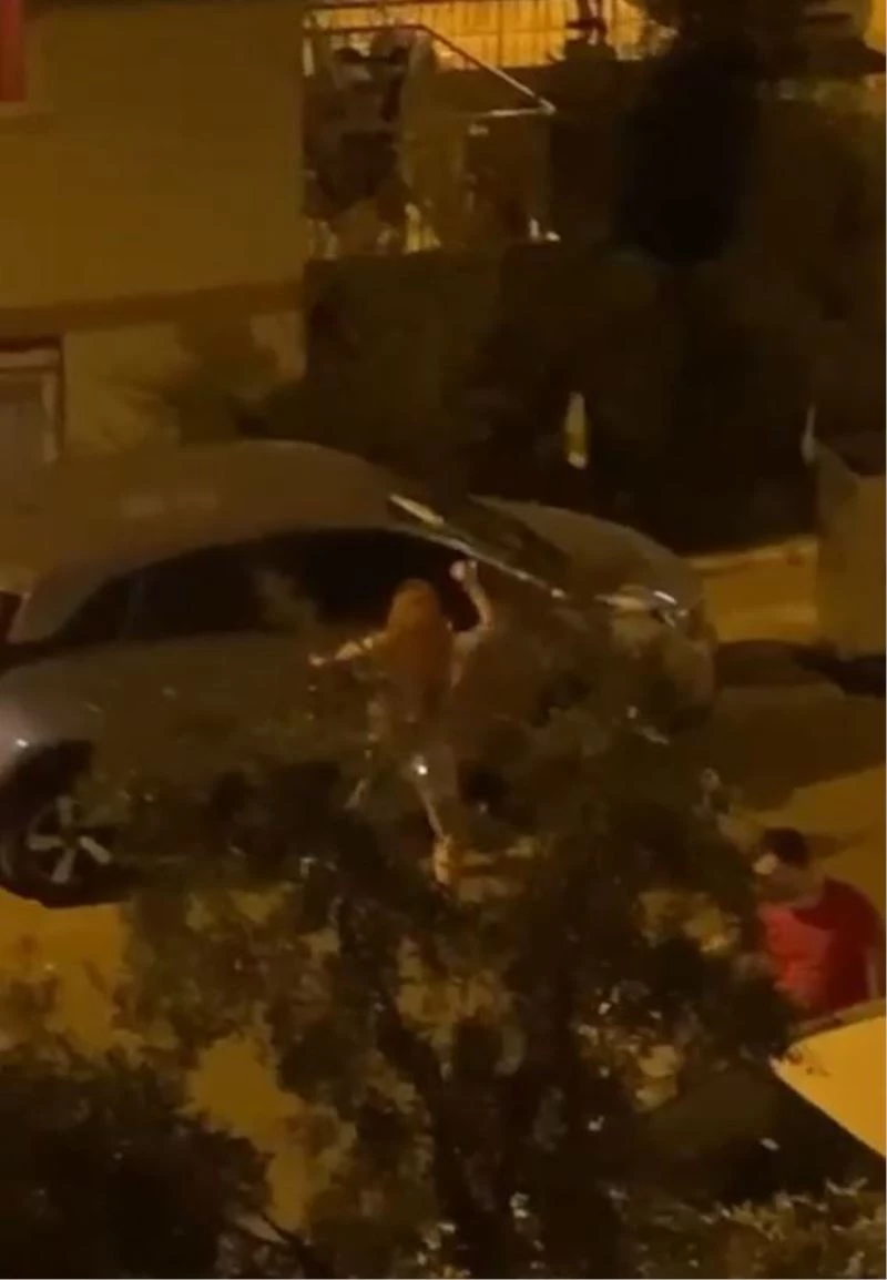 Genç kadın çılgına döndü, taşla otomobile saldırdı
