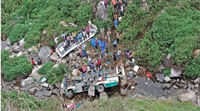 Hindistan’da otobüs uçuruma yuvarlandı: 32 ölü
