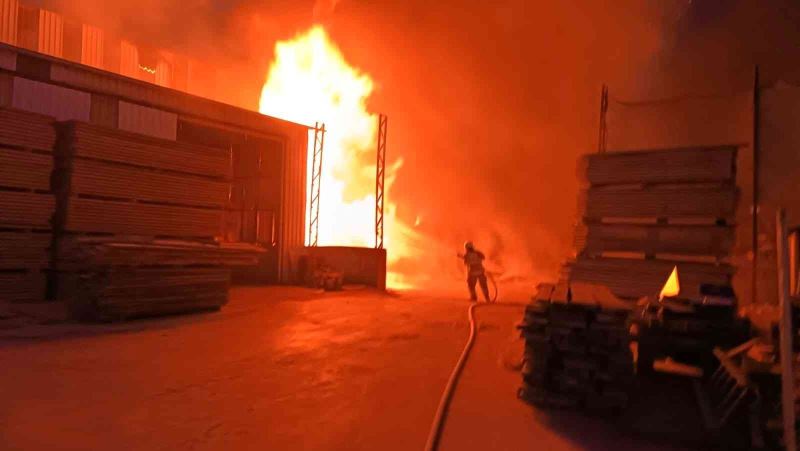 Dursunbey’de pelet fabrikasında yangın
