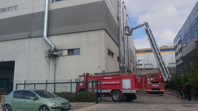 Fabrikanın bacasında çıkan yangın korkuttu

