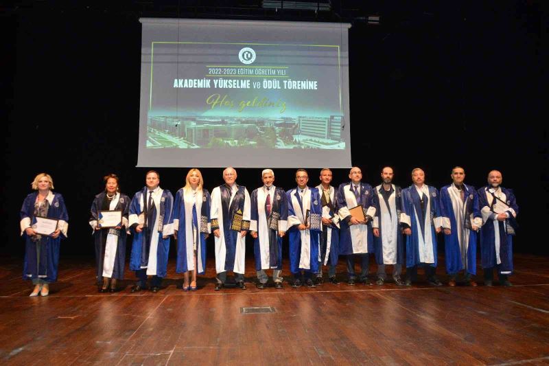 Uşak Üniversitesi’nde akademik yükselme gösteren öğretim üyeleri cübbelerini törenle giydi
