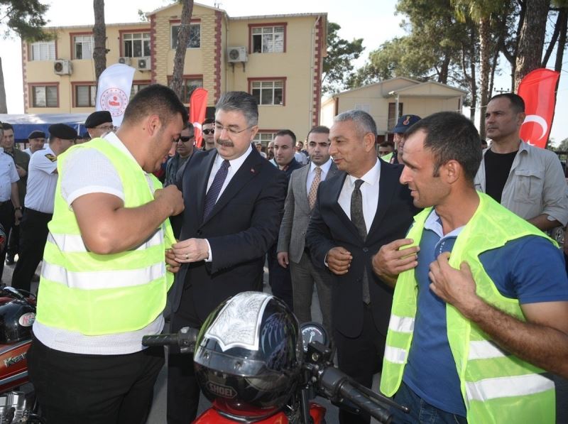 Osmaniye’de motosiklet sürücülerine “reflektif yelek” dağıtıldı
