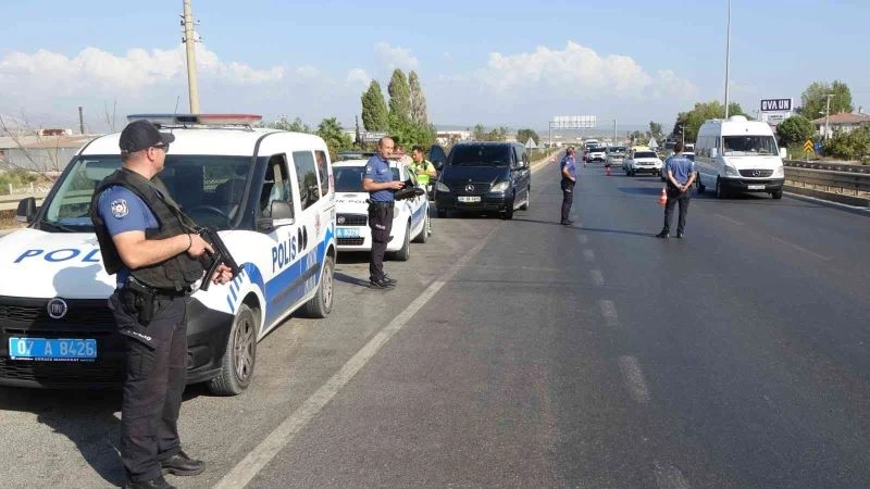 Turist taşıyan korsan minibüs, polis uygulamasına takıldı
