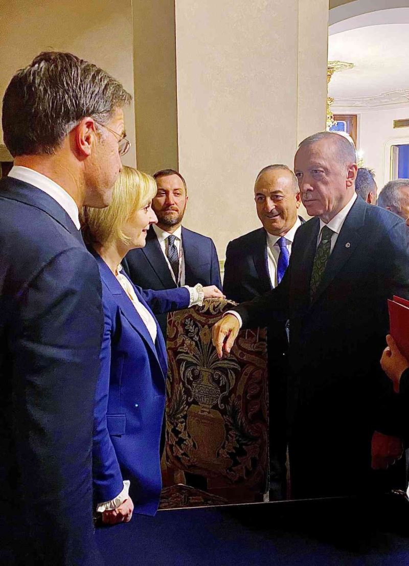 Cumhurbaşkanı Erdoğan, İngiltere Başbakanı Truss ve Hollanda Başbakanı Rutte ile sohbet etti
