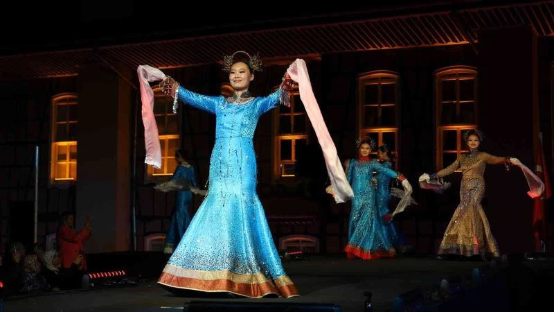 Türk kadınının zarafeti podyumda
