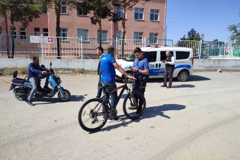 Erzincan’da polis ekipleri tarafından okul çevrelerinde denetimler sürüyor
