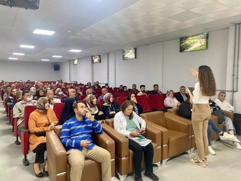 Erzincan’da öğrenci velileri ve öğretmenlere suçtan korunma yöntemleri anlatılıyor
