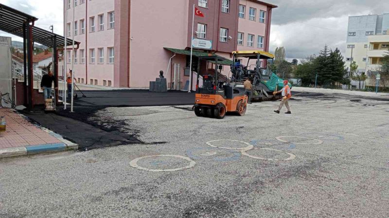 Pazaryeri İlkokulu’nun bahçesi sıcak asfalt ile kaplandı
