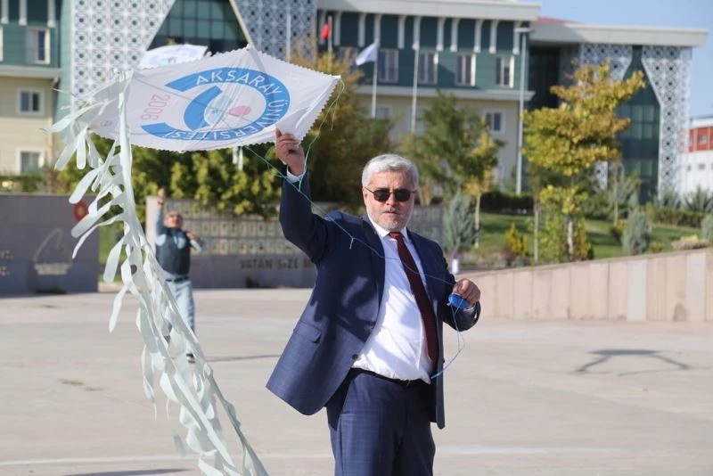 ASÜ’de gökyüzü uçurtmalarla süslendi

