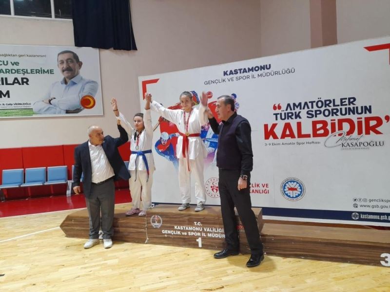 Tosyalı karateciler, Kastamonu’dan 7 madalya ile döndü
