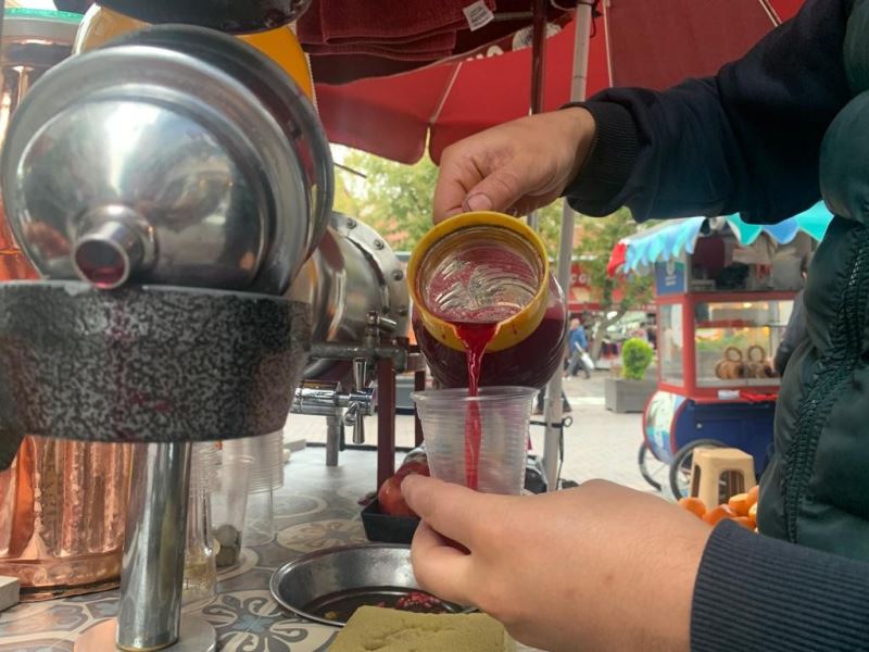 Kış aylarının yaklaşmasıyla sifon limonata tezgâhları nar suyuyla doldu
