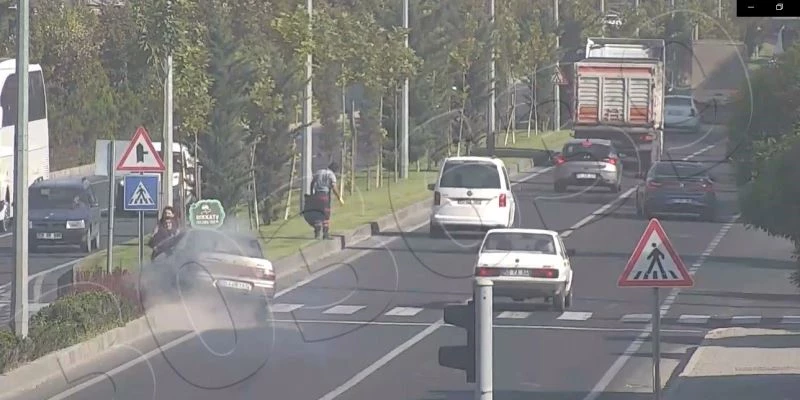 Kaldırımda beklerken neye uğradıklarını şaşırdılar
