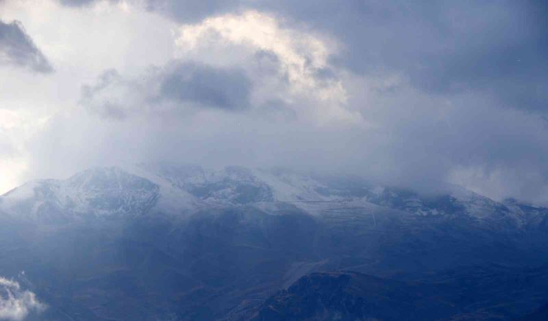 Munzur Dağının yüksek kesimlerine kar yağdı
