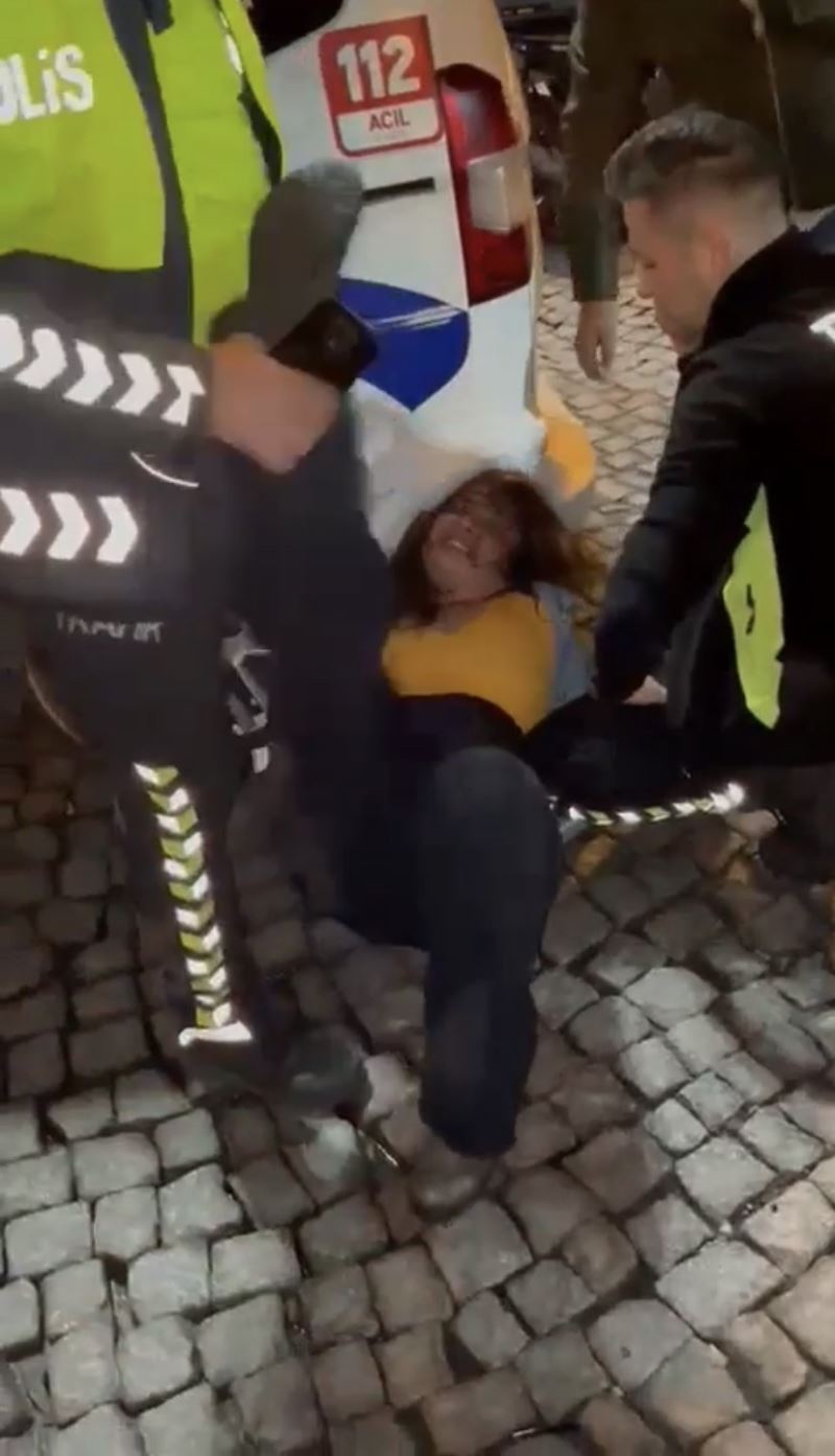Alkollü kadın sürücü ortalığı birbirine kattı: Polise tekme atıp küfürler savurduğu anlar kamerada
