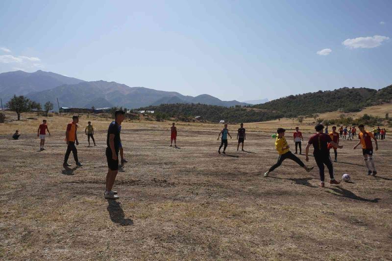 Kato Dağı’nda onlarca genç futbol aşkı için toprak sahada ter döküyor
