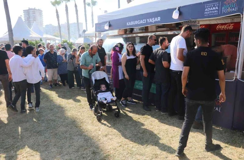 Festivalde kebap ve şırdan kuyruğu
