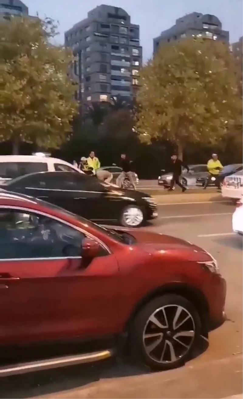 Kartal’da sürücülerin yumruk yumruğa kavgasına polisten müdahale
