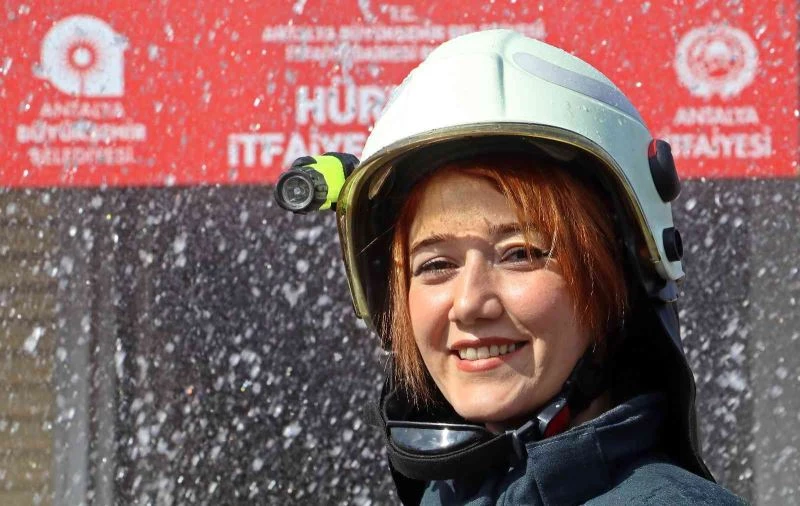 Yurt terasından izlediği itfaiyeci eğitimleri hayatını değiştirdi, ’patronluğu’ elinin tersiyle itti
