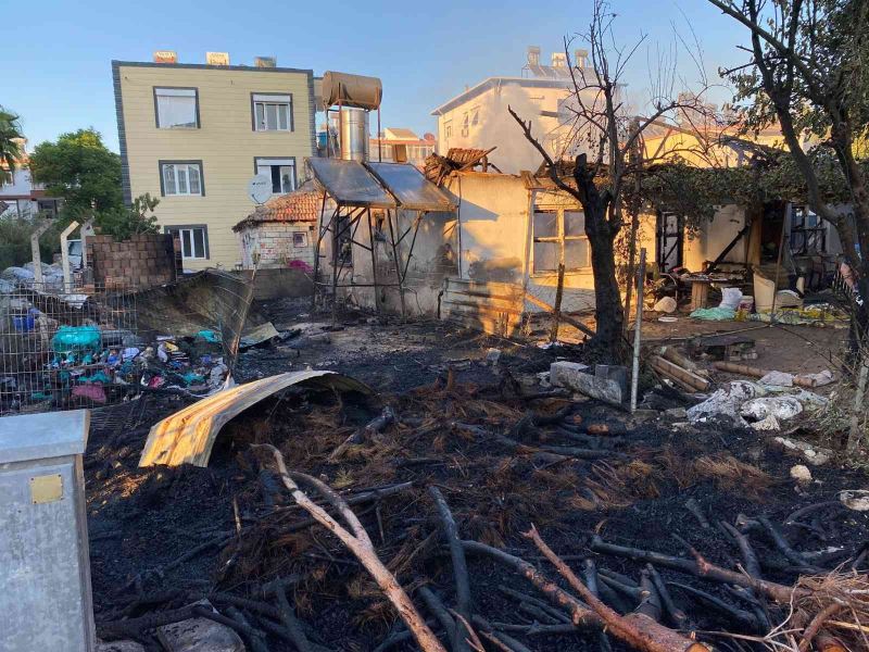 Antalya’da tarım işçilerinin kaldığı ev alev alev yandı
