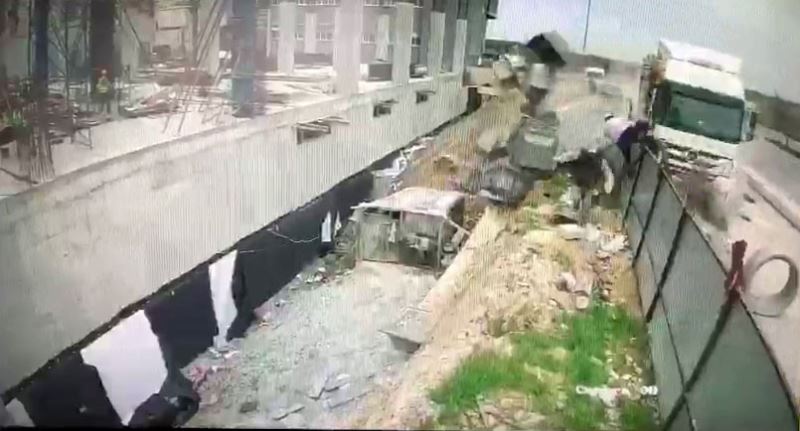 Arnavutköy’de hafriyat kamyonu inşaat işçilerinin arasına daldı

