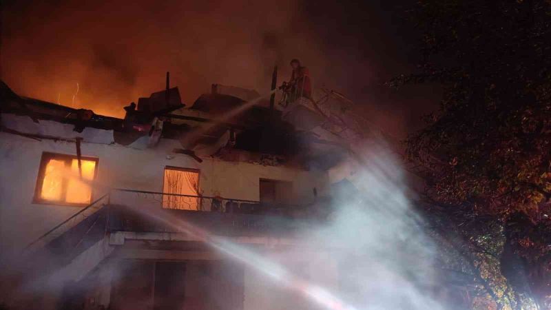 Bolu’da 2 katlı ev ve kümes alev alev yandı
