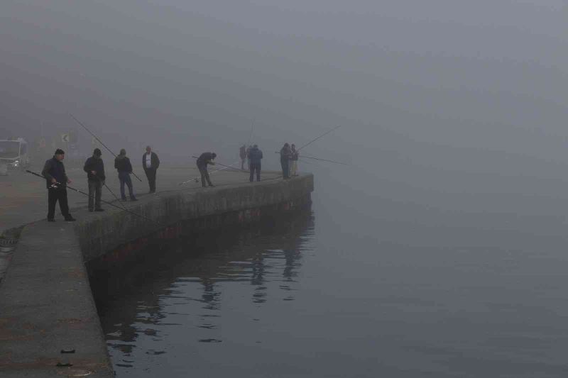 Olta balıkçıları sisli havada 