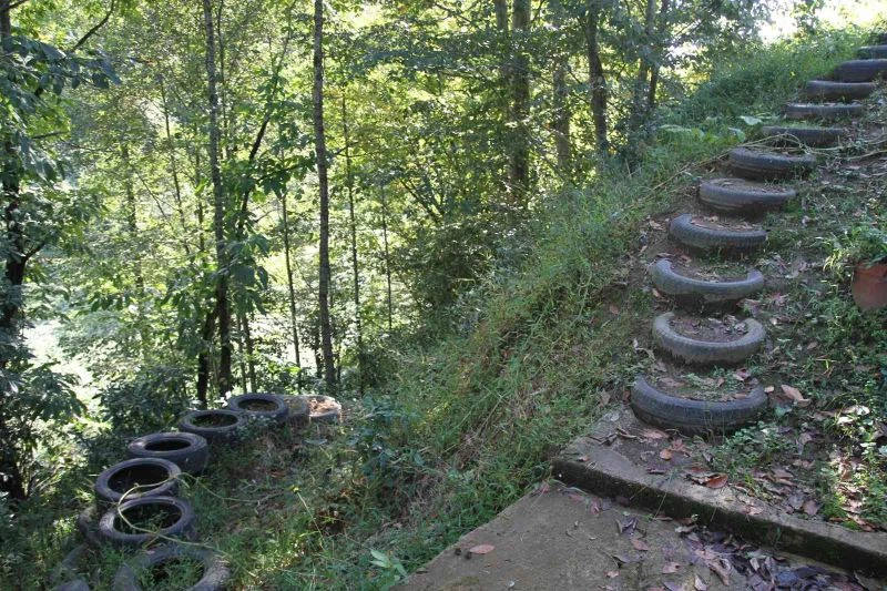 400 tane lastik kullanarak 230 basamaklı evine giden bir merdiven yaptı
