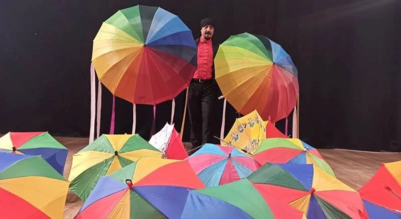  Evinin bodrumunda üretip sahnede uçuruyor
