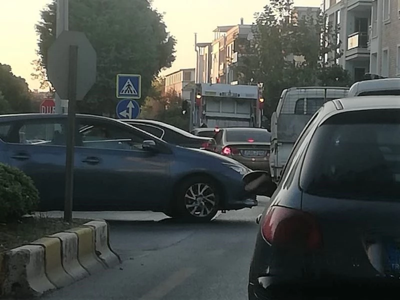 Efeler’de çöp toplama saatleri trafik akışına engel oluyor
