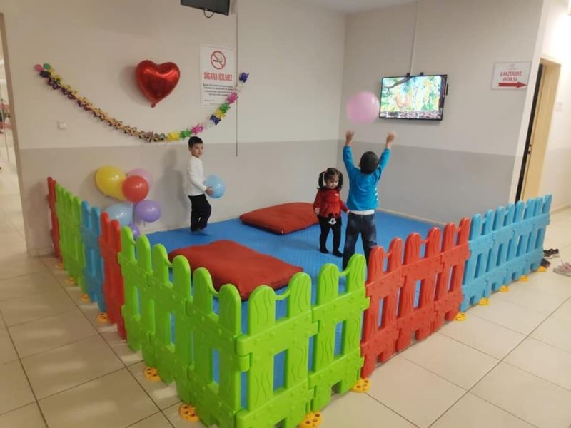 Hastanede tedaviye gelen çocuklara oyun alanı düzenlendi
