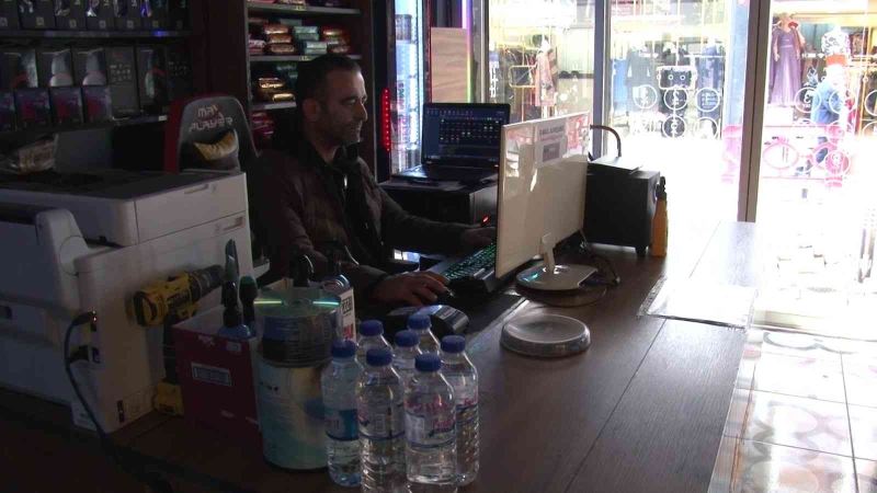 Ümraniye’de internet kafede sadaka kutusu hırsızlığı kamerada
