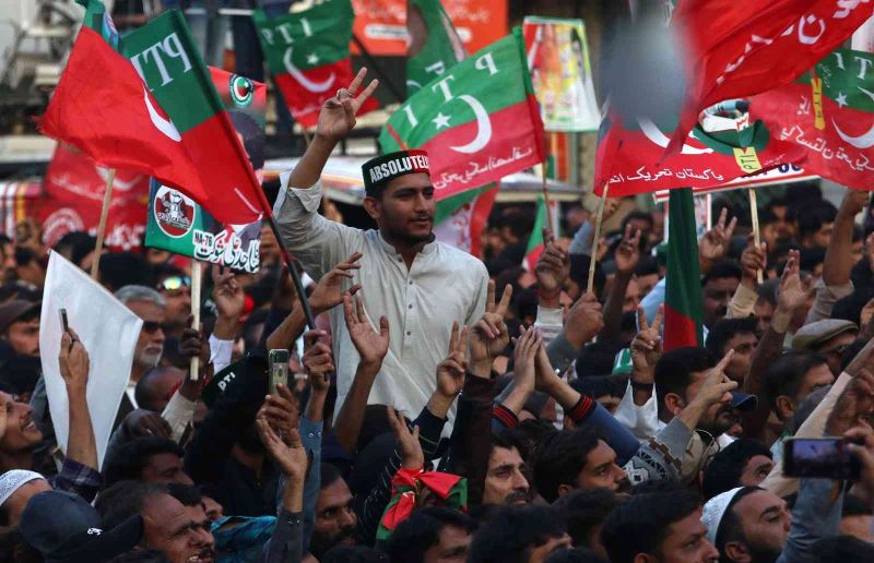 Pakistan’da eski Başbakan Khan’ın partisi, İslamabad’a doğru yürüyüşüne yeniden başladı
