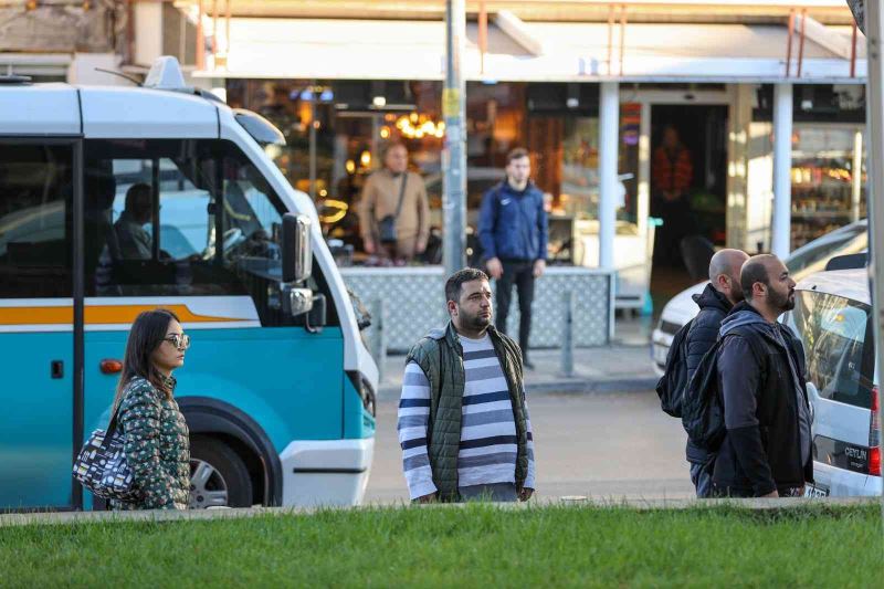 İzmir’in ilçelerinde saat 09.05’de hayat durdu
