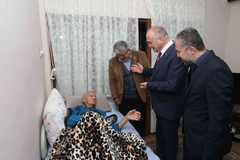 Başkan Özlü hasta ve yaşlıların hayır duası alıyor
