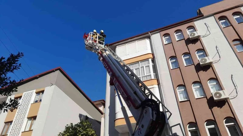 Bacada başlayan yangın çatıya sıçradı
