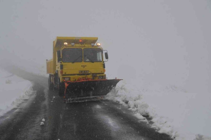 2 bin 500 rakımlı Kurtik Dağında mevsimin ilk karla mücadelesi başladı
