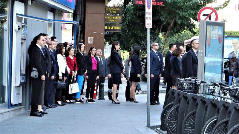 Saygı duruşu sırasında yaşanan zincirleme kazada 6 araç birbirine girdi
