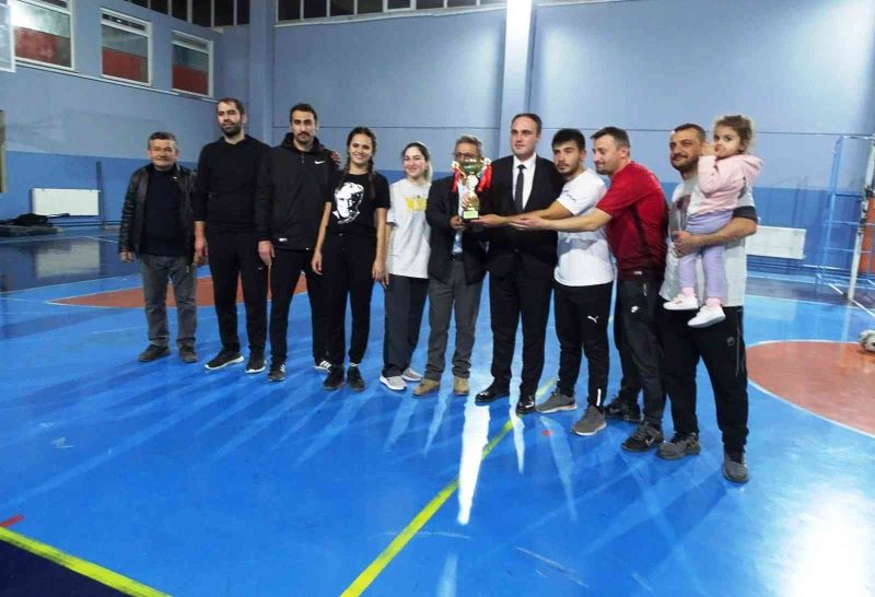 Hisarcık’taki voleybol turnuvasının şampiyonu Şehitler Ortaokulu oldu
