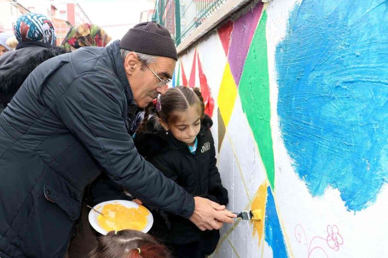 Dedelerinin yardımıyla okul duvarlarını boyadılar
