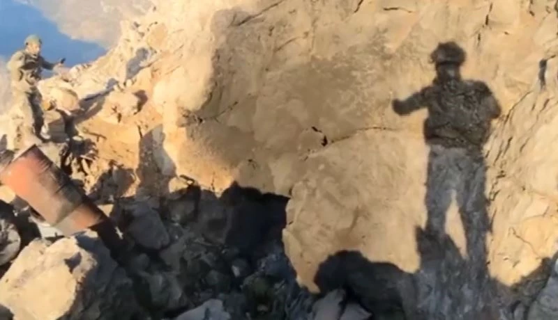Teröristlerin mağaradan çıkarak teslim oldukları anlar görüntülendi

